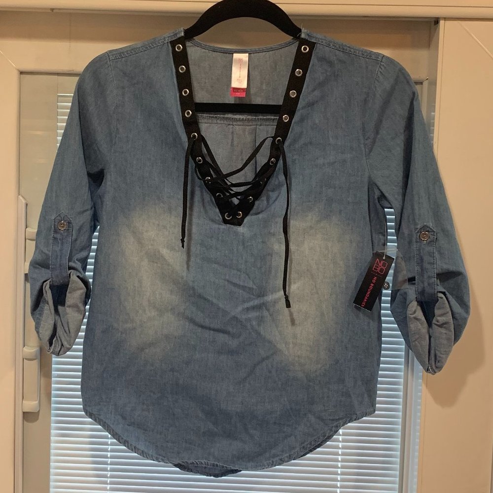 NWT No Boundaries Juniors Faded Denim Look Lace Up Top Size XS